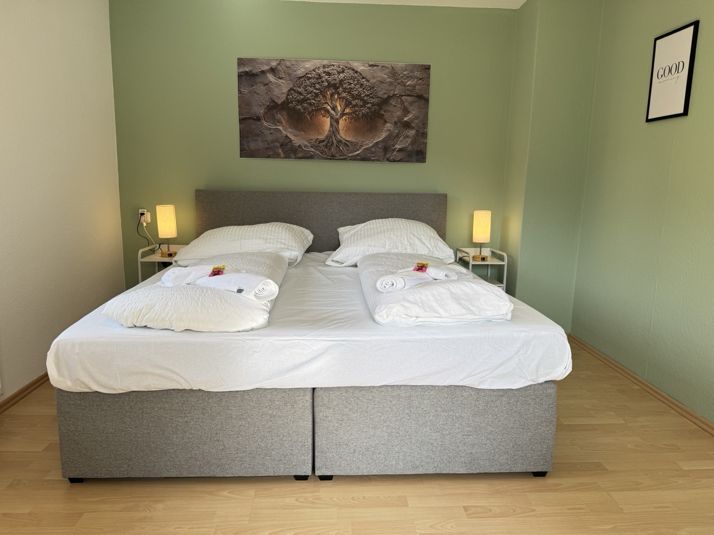 Schlafzimmer mit Kingsize-Boxspringbett in der Ferienwohnung Mittenwald