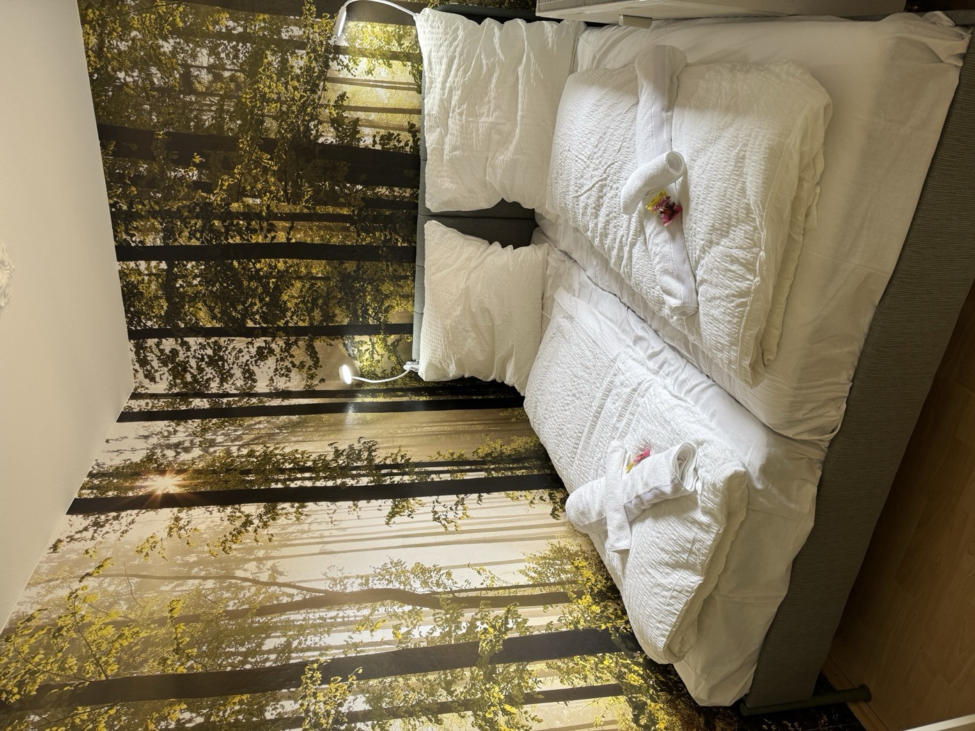 Zweites Schlafzimmer mit Waldtapete in der Ferienwohnung Mittenwald